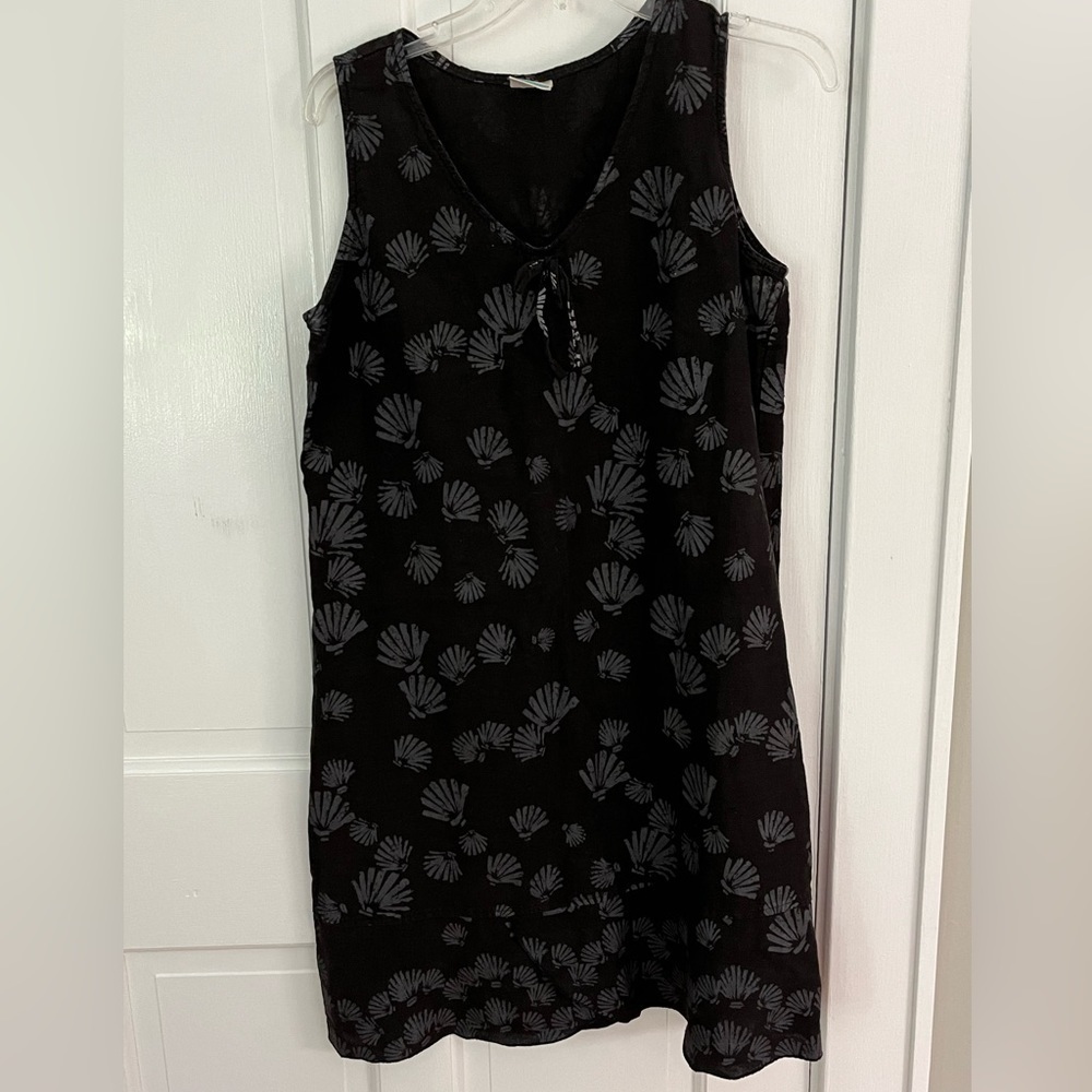 On White Black Grey Seashell Design 100% Cotton V Neck Dress Size Medium